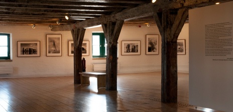 An den Wänden der Galerie im Vegesacker Geschichtenhaus hängen verschiedene Bilder.